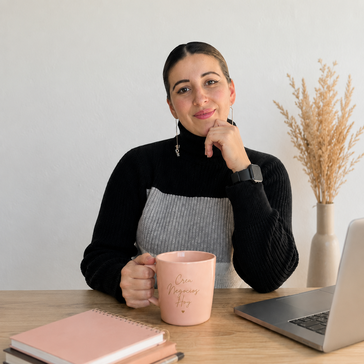 Camila, fundadora de Crea Negocios Hoy, con una taza de su marca